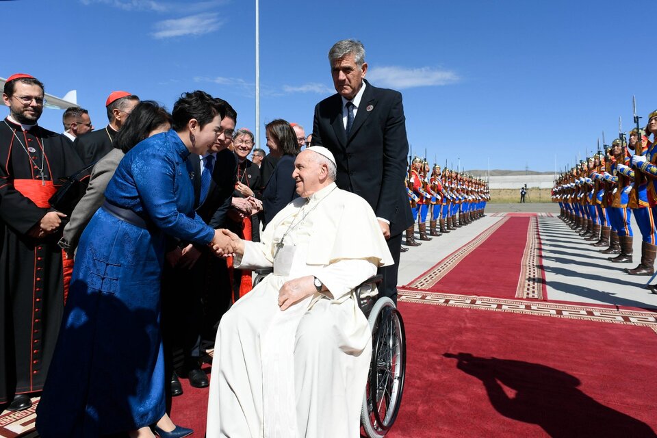 El Papa homenajeado al abandonar Mongolia. (Fuente: AFP)