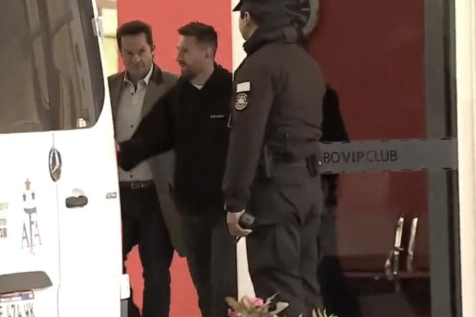Lio Messi llegó a Ezeiza en su avión privado. Imagen captura TV