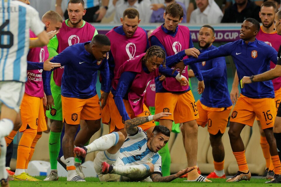 El suspicaz van Gaal no tuvo la banca de los jugadores de Países Bajos (Fuente: AFP)