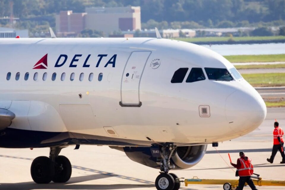 Al llegar a Atlanta, varios trabajadores se encargaron de desinfectar la aeronave durante horas y de reubicar a los pasajeros en otros vuelos.(Foto: Delta) 