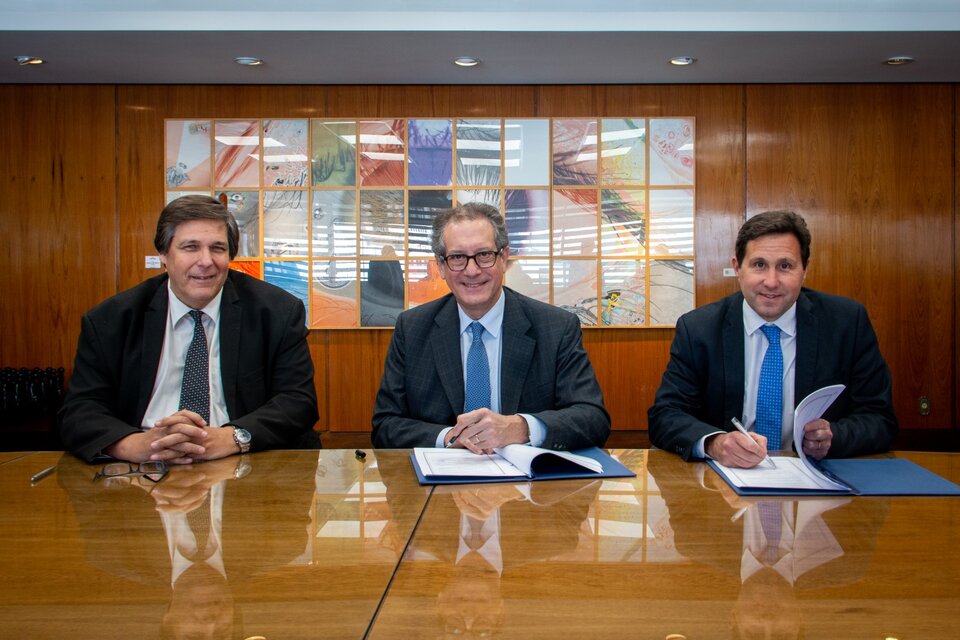 Miguel Pesce y Diego Labat firmaron el convenio.