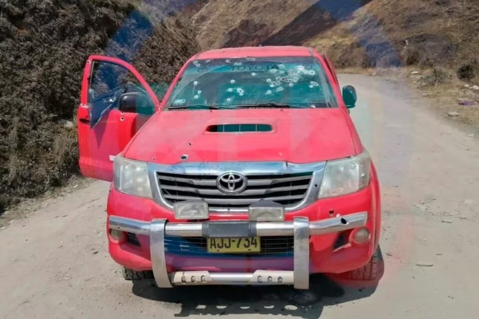 El vehículo atacado en Putis. (Fuente: Red Noticias)