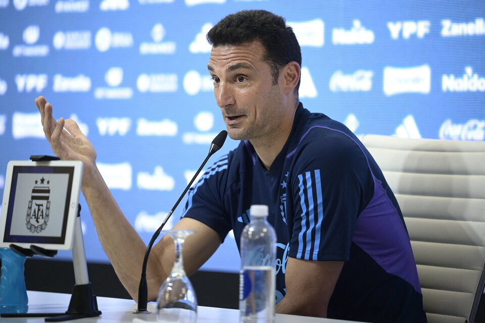 Lionel Scaloni, entrenador de la selección argentina, provocó la risa de los presentes en la conferencia de prensa.  (Fuente: EFE)