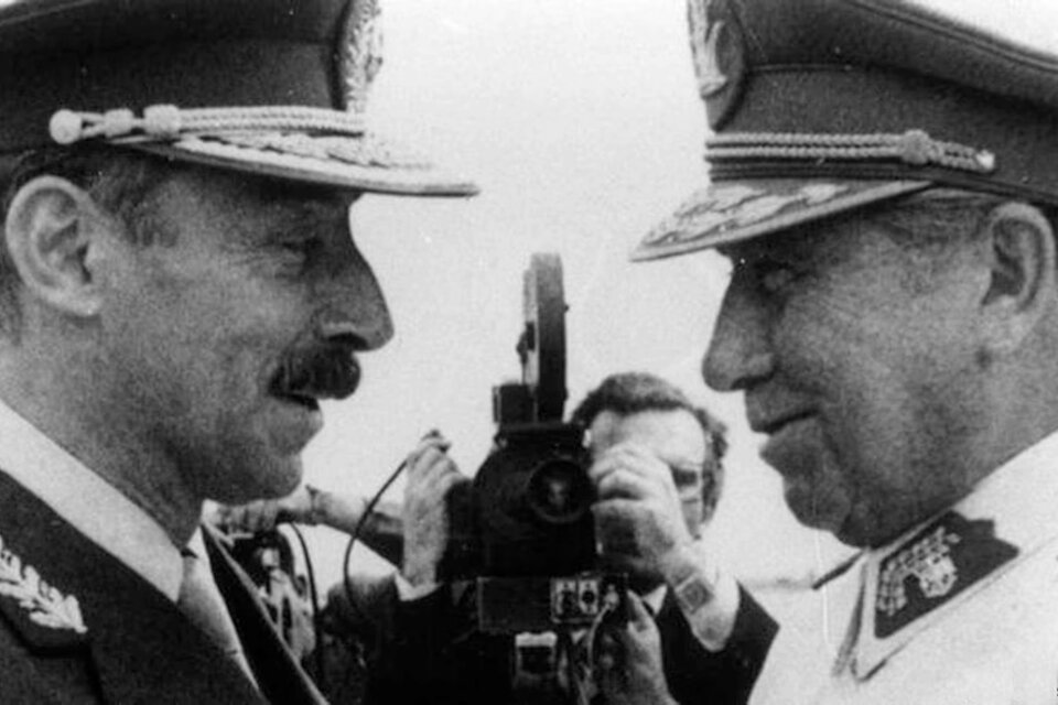 Pinochet con Videla, que le dio una condecoración.  (Fuente: AFP)