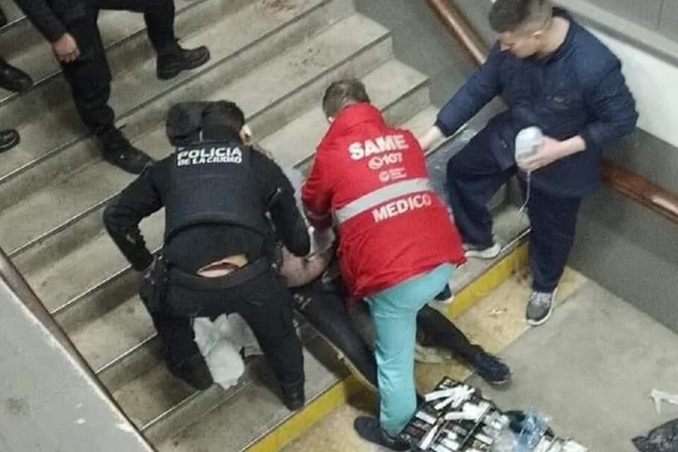 El herido fue trasladado al Hospital Fernández, donde fue intervenido quirúrgicamente.