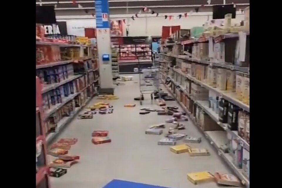 Productos de un supermercado caídos de las góndolas tras el temblor.