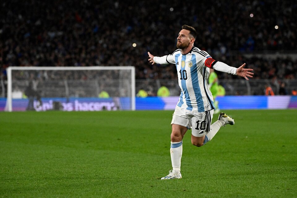 Un nuevo festejo de Messi para un gran triunfo argentino (Fuente: AFP)