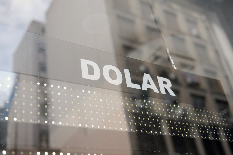 La cotización del dólar blue cerró a 720 pesos, lejos de los 800 pesos de las pasadas jornadas pánico cambiario. (Fuente: Guadalupe Lombardo)