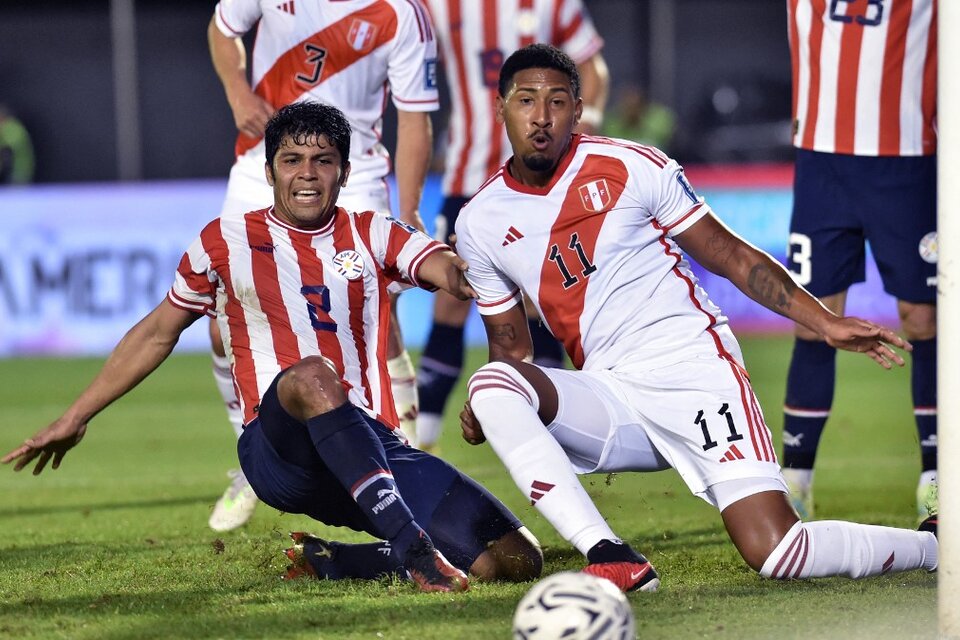 El paraguayo Robert Rojas y el peruano Jesús Castillo disputan el balón durante el choque entre ambas selecciones (Fuente: AFP)