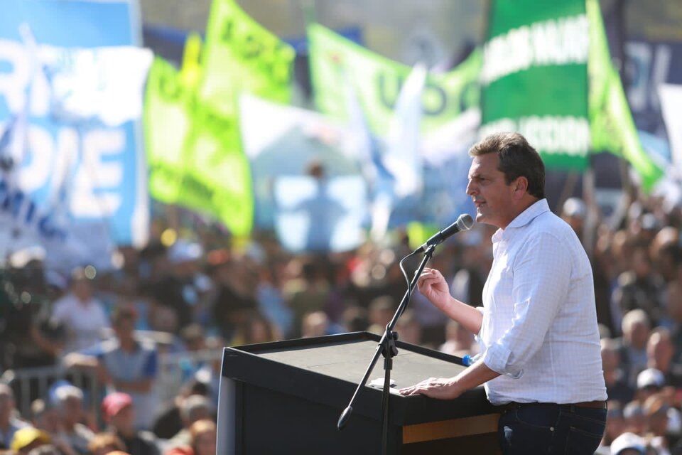 Massa, ante una multitud en el Hipódromo de Tucumán. Imagen prensa Unión por la Patria.