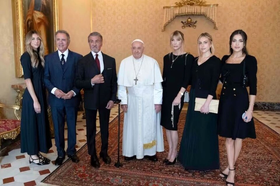 La familia de Stallone en pleno junto al Papa Francisco, en el Vaticano.  (Fuente: AFP)