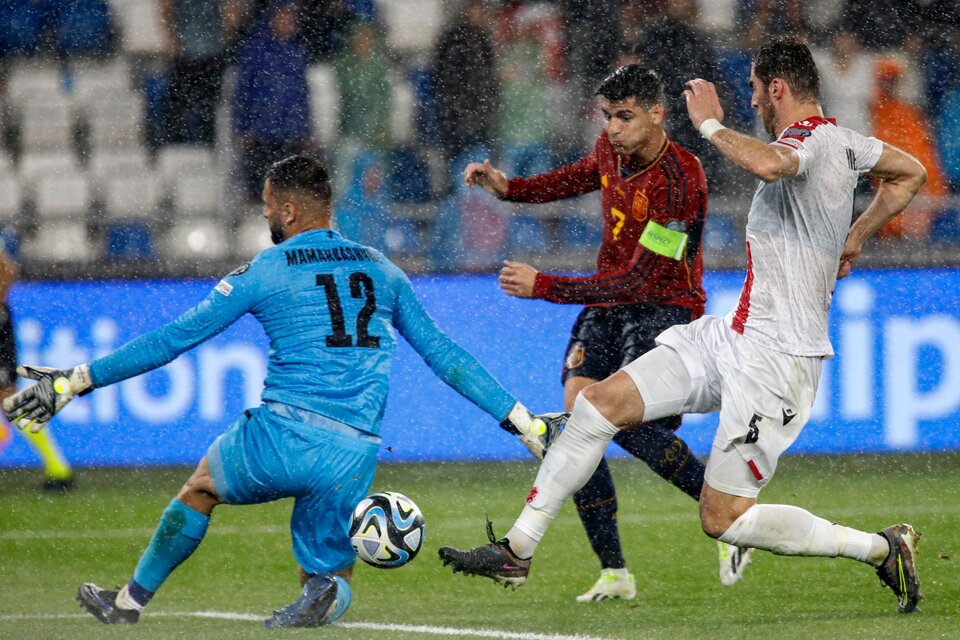 El goleador Morata, que anotó un triplete para España (Fuente: EFE)