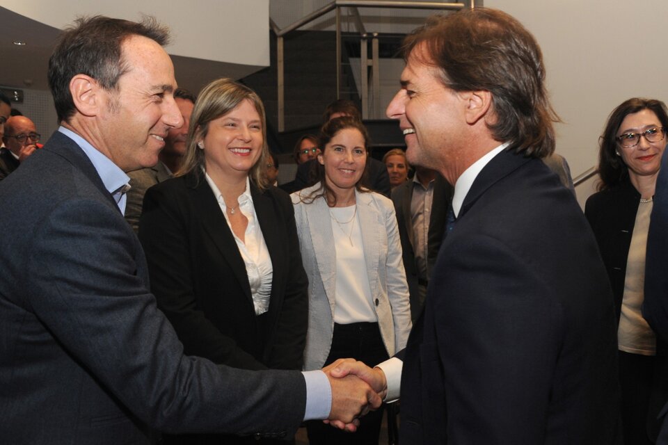 Marcos Galperín, CEO de Mercado Libre, saluda al presidente uruguayo Luis Lacalle Pou.
