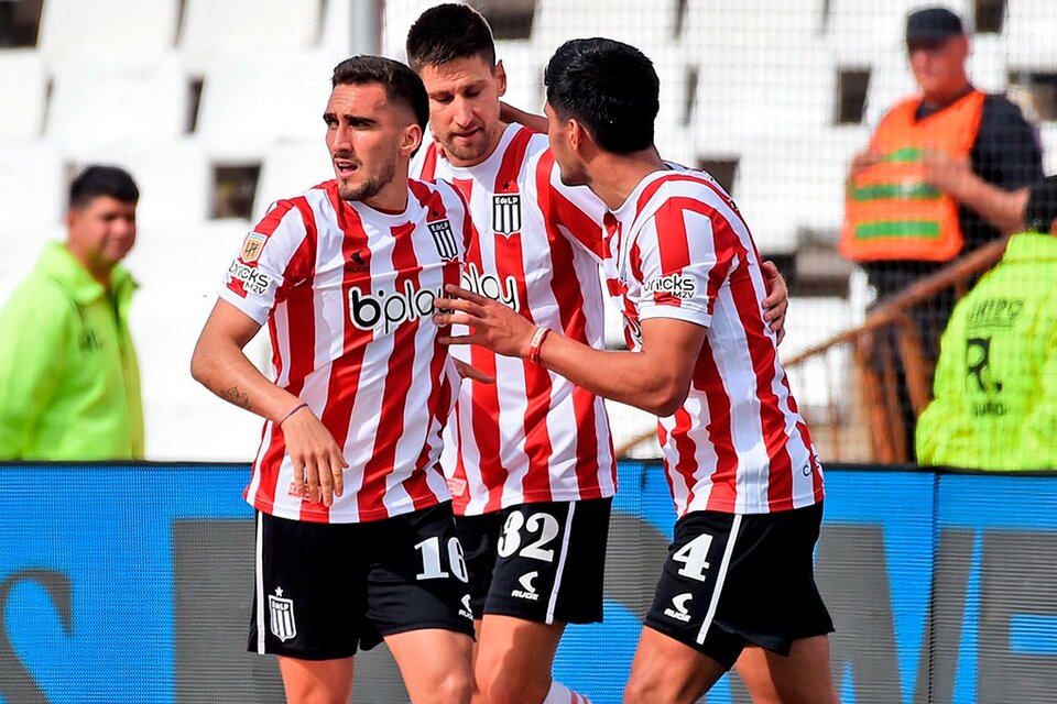 Fernández (centro) empató para el Pincha, que luego sacó al Rojo por penales (Fuente: NA)