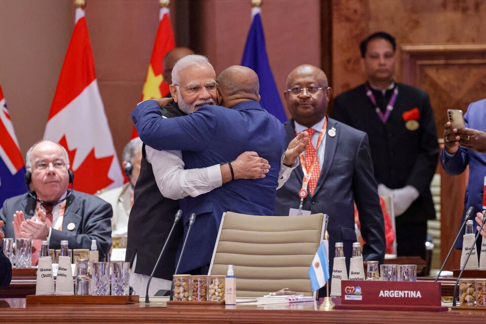 El premier de India Narenda Modi abraza al presidente de la Unión Africana, Azali Assoumani, en la jornada inaugural de la cumbre del G20. (Fuente: AFP)