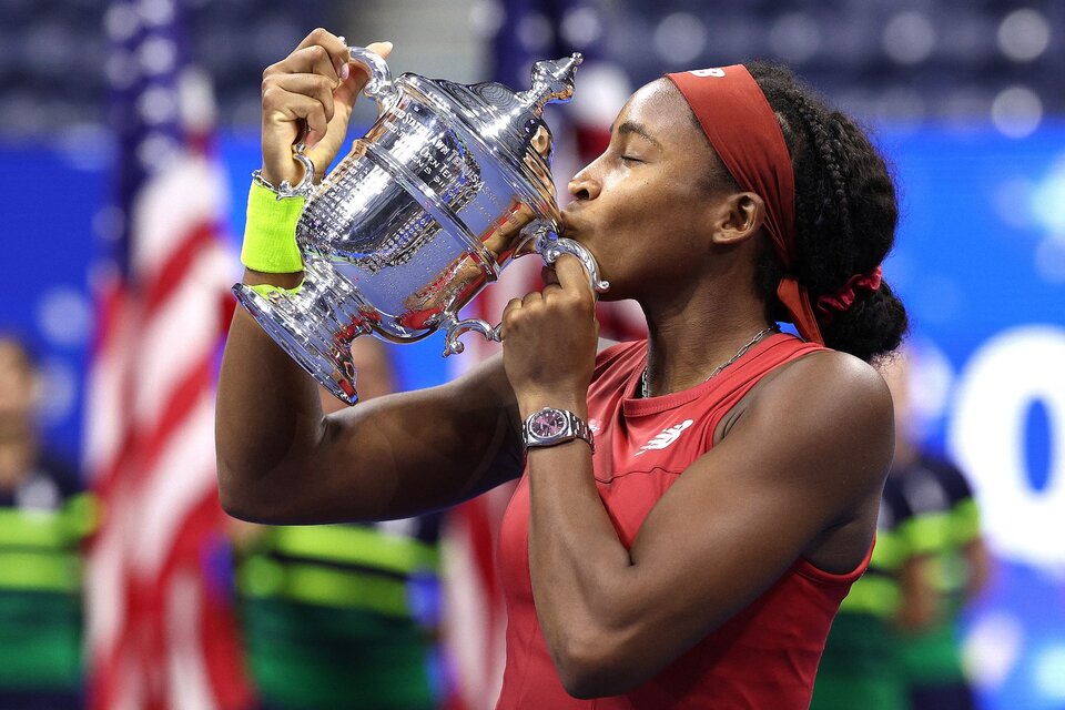 Coco Gauff y el beso más esperado, al trofeo del US Open. (Fuente: AFP)