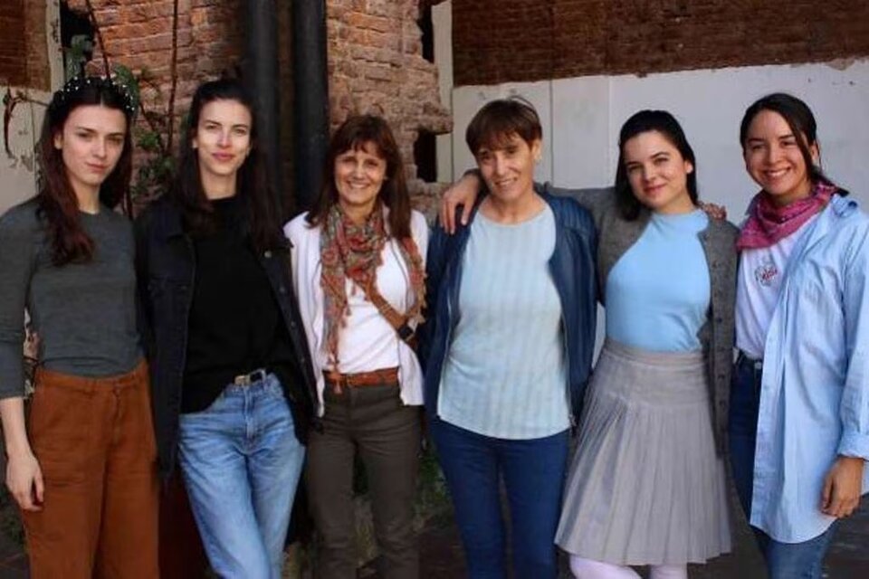 Las actrices Sandra Margot, Paula Sartor a la izquierda, y Jacinta Torres y Gabriela Azócar, a la derecha. En el centro, Valentina Rojas (izq.) y Sandra Migliore.