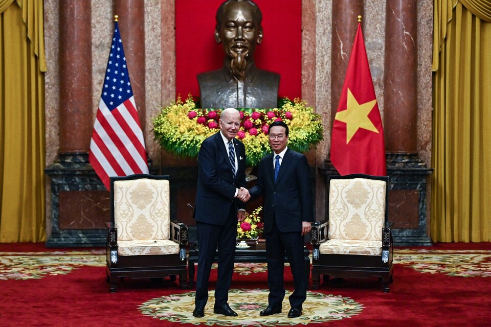 Joe Biden y Vo Van Thuong. (Fuente: AFP)