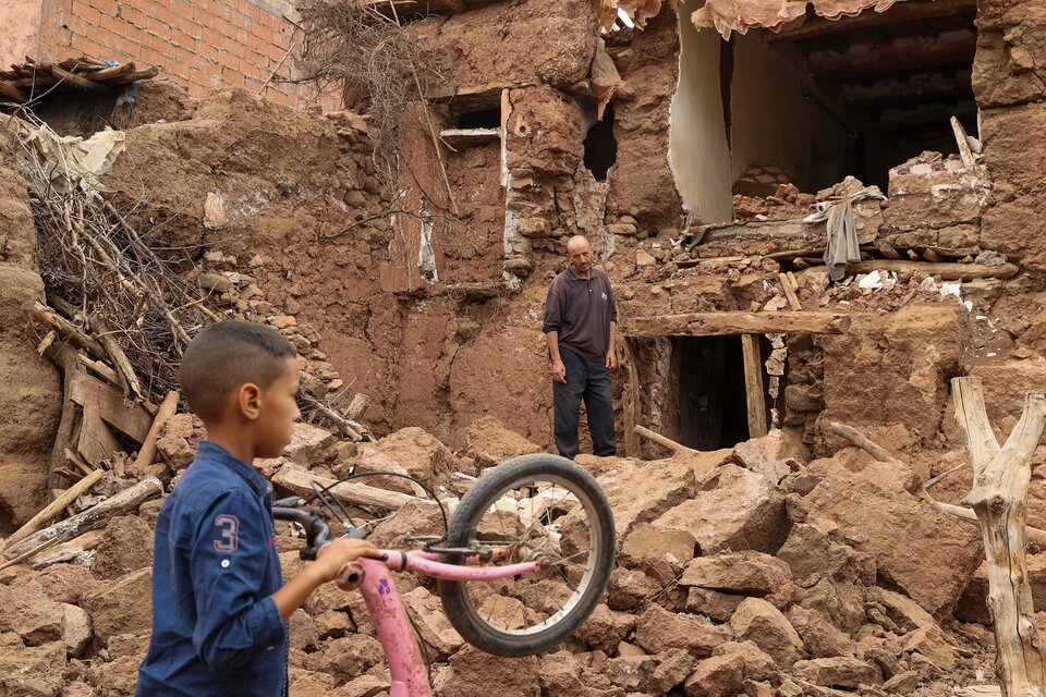 Un hombre permanece de pie en un edificio derruido por el terremoto de Marruecos, en Asni, donde se instaló un albergue para afectados.  (Fuente: EFE)