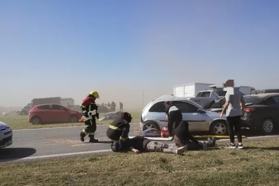 El accidente se desencadenó cuando dos vehículos chocaron en medio de la autopista debido a la nula visibilidad. (Imagen: Guardia Urbana San Jerónimo)