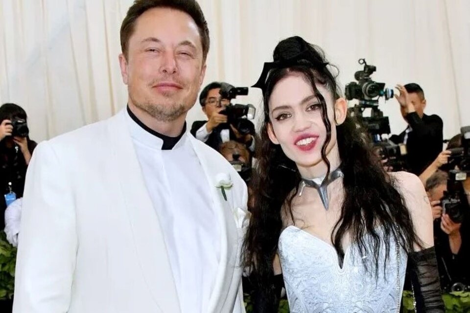 Elon Musk y su última pareja, la cantante Grimes, con quien tiene tres hijos. 