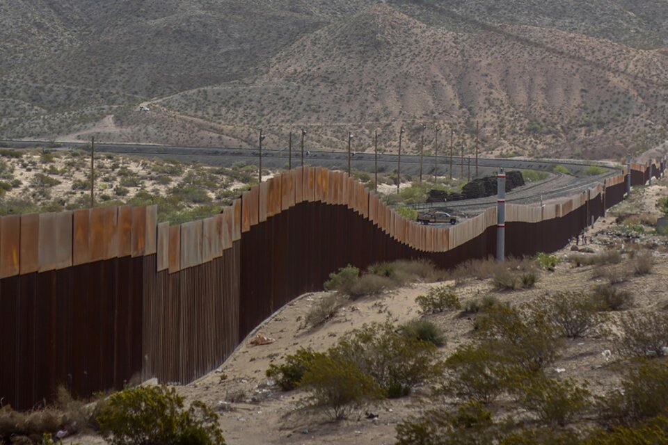 La línea de la frontera entre México y EE.UU. (Fuente: EFE)