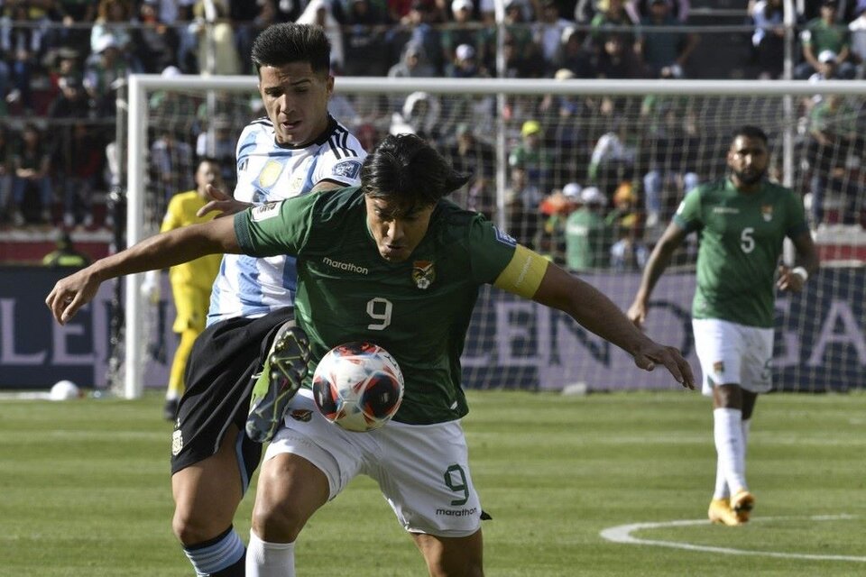 Enzo Fernández pelea una pelota en  el mediocampo antes de convertir su gol. (Fuente: AFP)