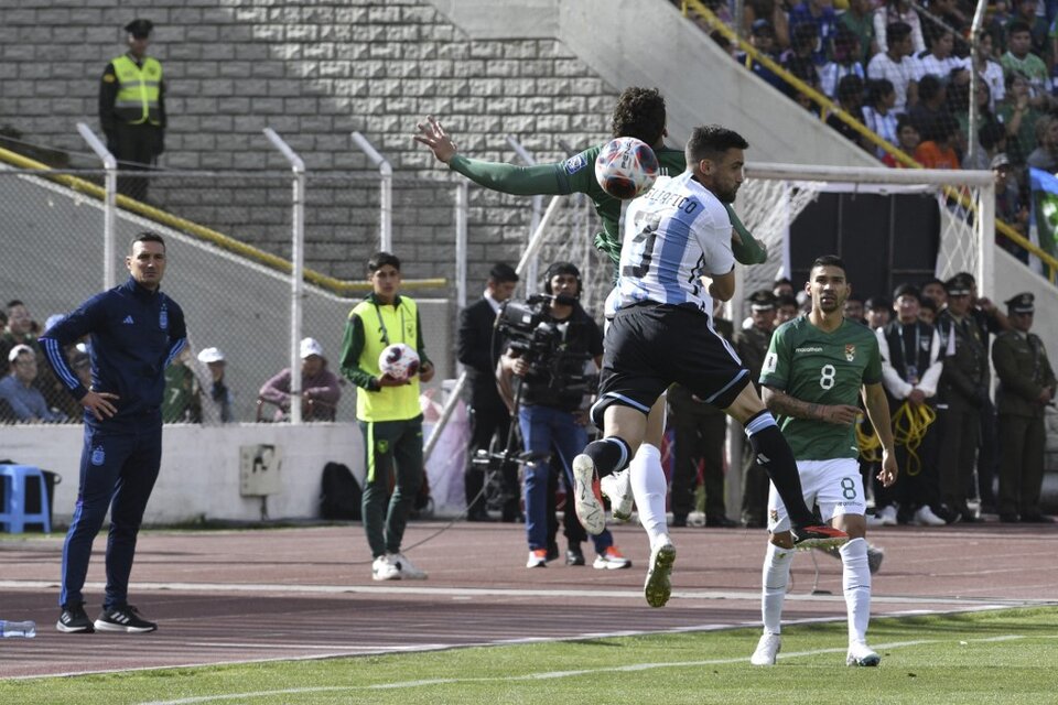 El defensor Nicolás Tagliafico aumentó la ventaja argentina en La Paz. (Fuente: AFP)