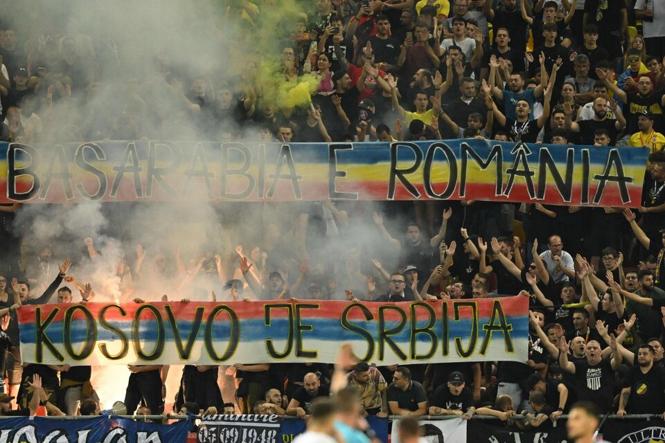 Tras estar una hora suspendido, el partido se reanudó y Rumania le ganó a Kosovo 2 a 0.