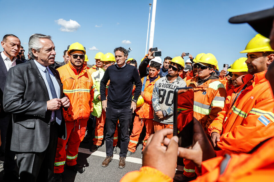 Alberto Fernández y Gabriel Katopodis conversando con trabajadores de la construcción.  (Fuente: NA)