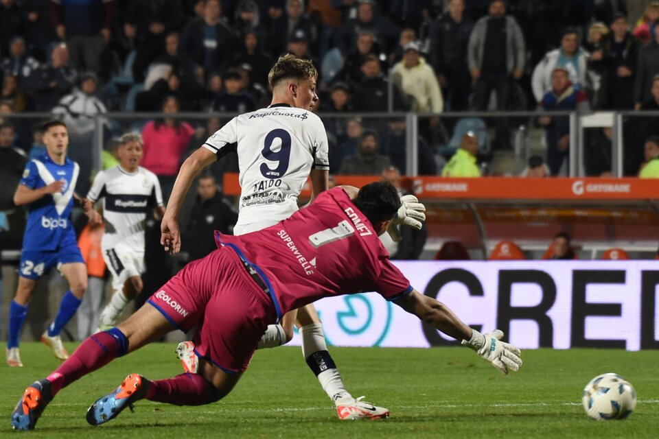 Abaldo convierte el segundo gol de Gimnasia (Fuente: Fotobaires)
