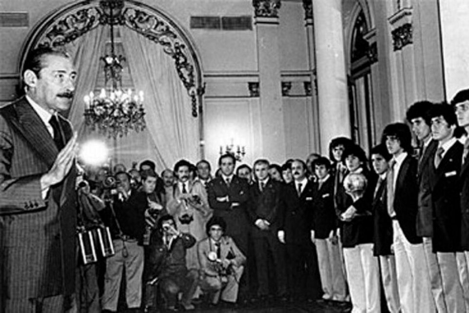 El dictador Videla aprovechándose de los juveniles campeones del mundo 