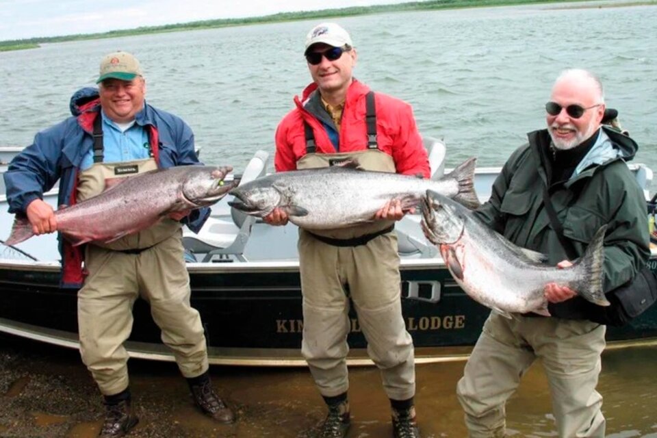 Alito en el centro de la imagen; a la derecha, Paul Singer, en un buen día de pesca. 