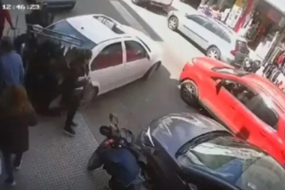 El conductor que intentaba estacionar perdió el control y el vehículo impactó contra la víctima. Imagen: captura de video.