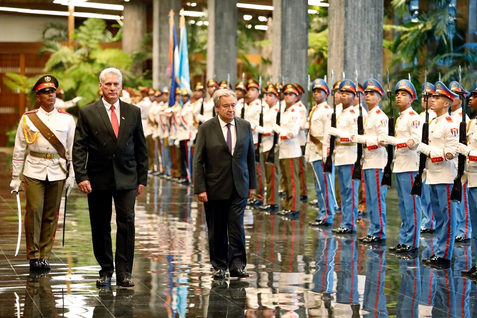 Diaz-Canel (izq.) recibe a Guterres, en el Palacio de la Revolución de La Habana. (Fuente: EFE)
