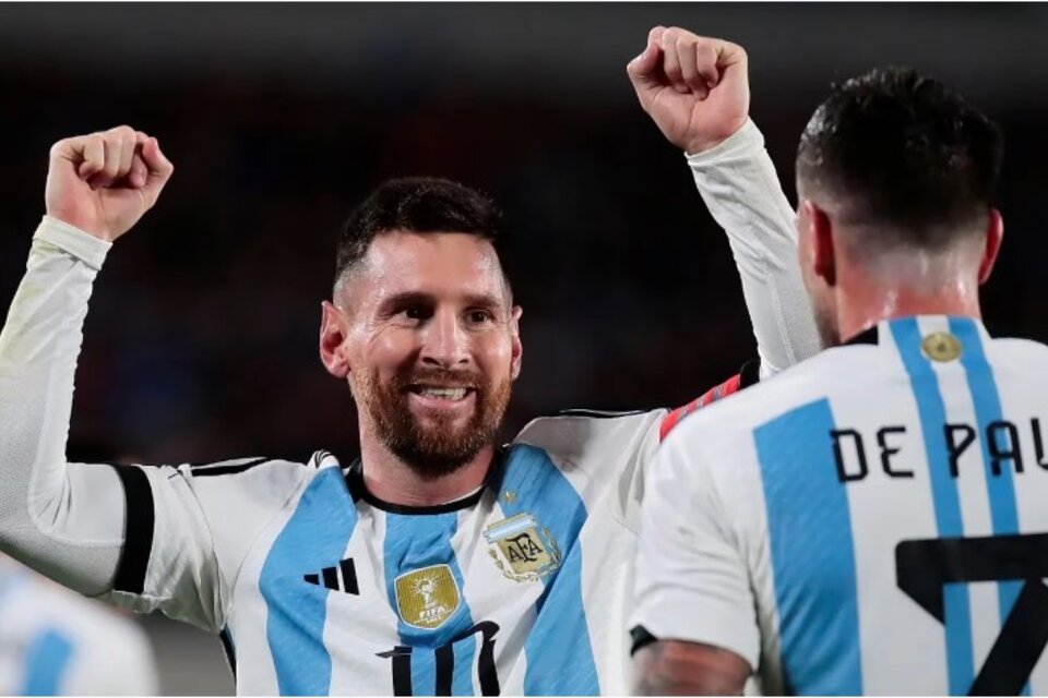 Messi festeja su golazo de tiro libre ante Ecuador, por las Eliminatorias Sudamericanas, el 7 de septiembre en el Monumental.  (Fuente: EFE)