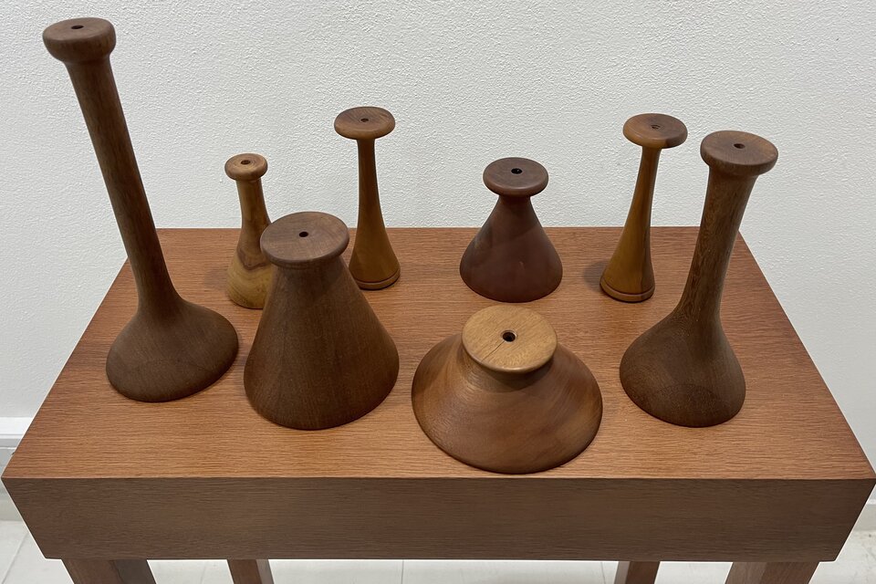 "Auscultar" (2016), de Simone Moraes; objetos de madera torneada. Abajo: Ovillo de lana (1 metro de diámetro), de Teresa Pereda.