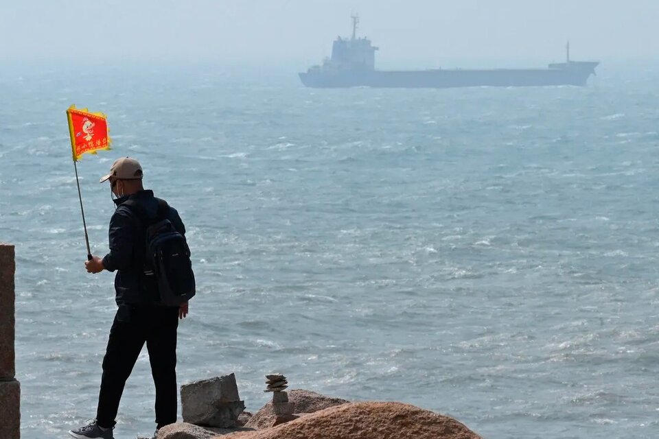 Hombre mirando al buque chino (Fuente: AFP)