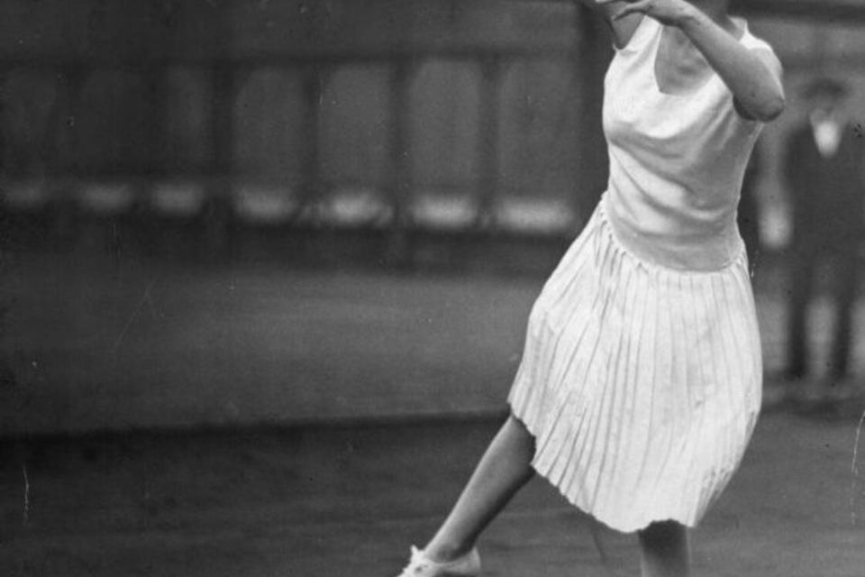 La campeona de tenis Suzanne Lenglen durante un partido en 1923