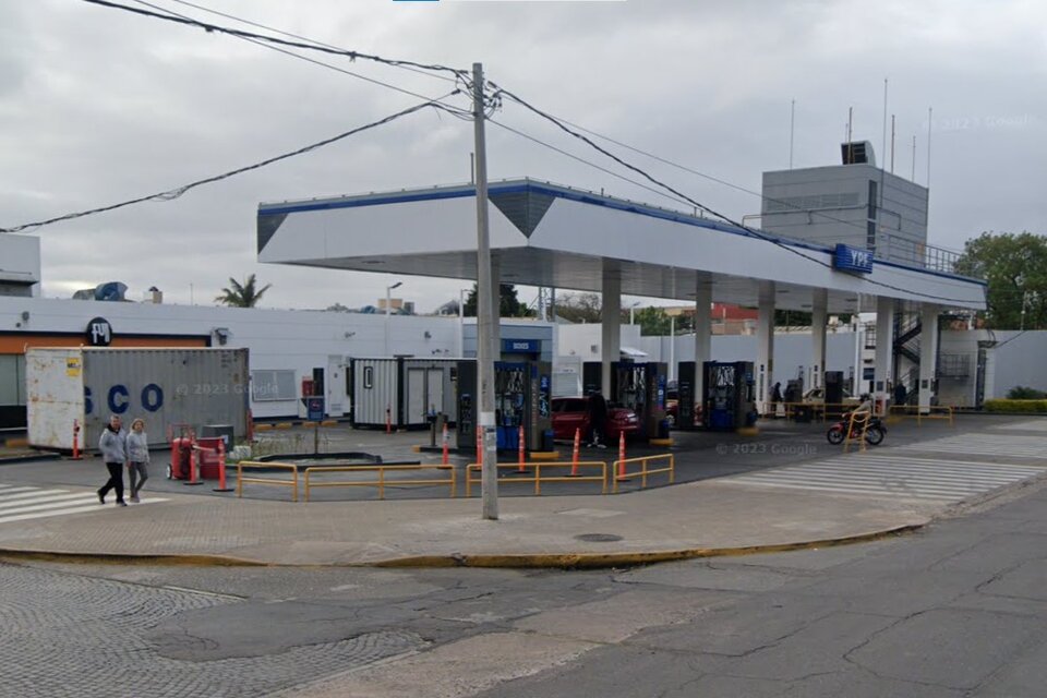 La estación de servicio donde atacaron los dos agresores de la banda narco "Los Monos" en Rosario. (Fuente: Google Street View)