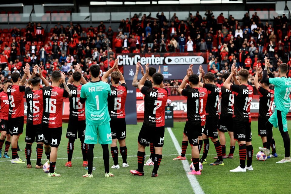 El plantel de Newell's salió a la cancha y saludó a sus hinchas como si el partido se jugara (Fuente: Prensa Newell's)