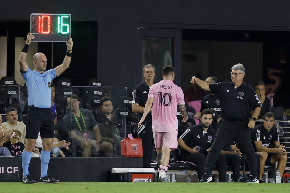 Así se retiraba Messi del cesped del DRV PNK Stadium (Fuente: AFP)