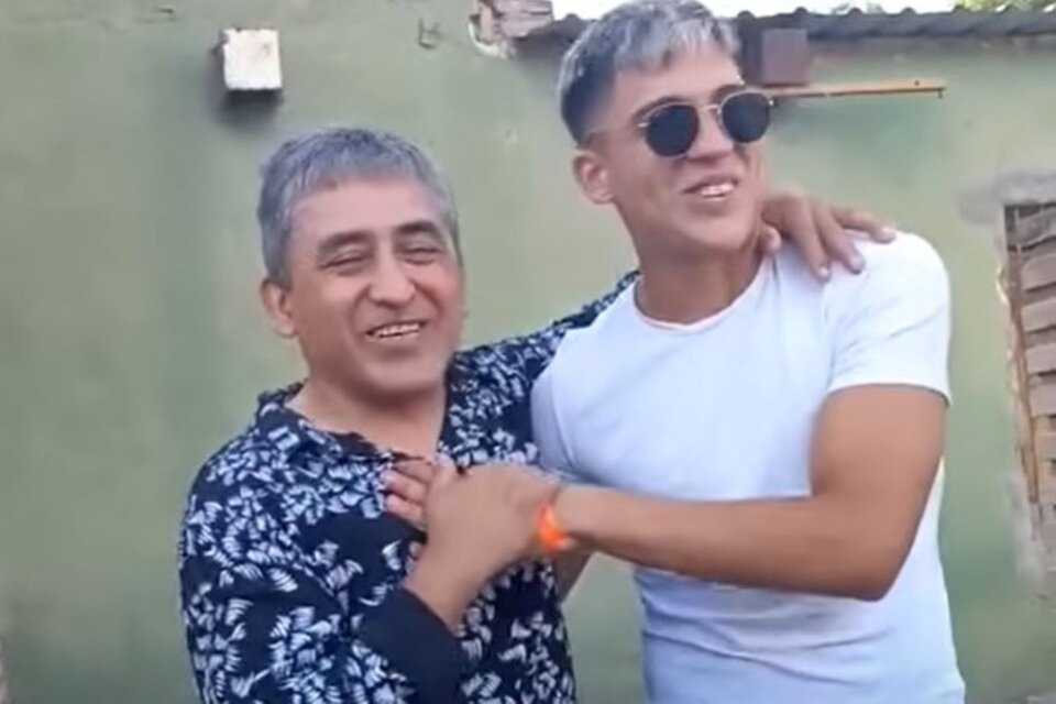 Huguito Flores y el delantero de Boca, Exequiel Zeballos. Imagen: captura de video.