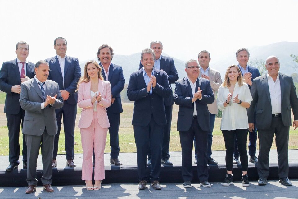 La foto de Sergio Massa con dos gobernadores radicales incluidos.