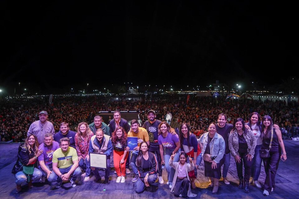 Funcionarios y organizadores celebrando a consagración de Septiembre Joven como Festival Nacional.