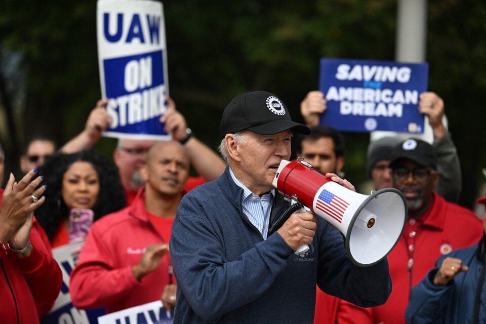 Con una gorra de béisbol y megáfono en mano, el demócrata reconoció "los sacrificios" que realizaron los trabajadores para salvar la industria en 2008 (Fuente: AFP)
