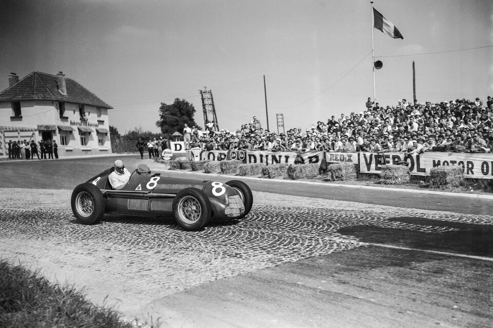 Fangio en acción con un Alfa Romeo durante el Gran Premio de Francia de Fórmula 1 (Fuente: AFP)
