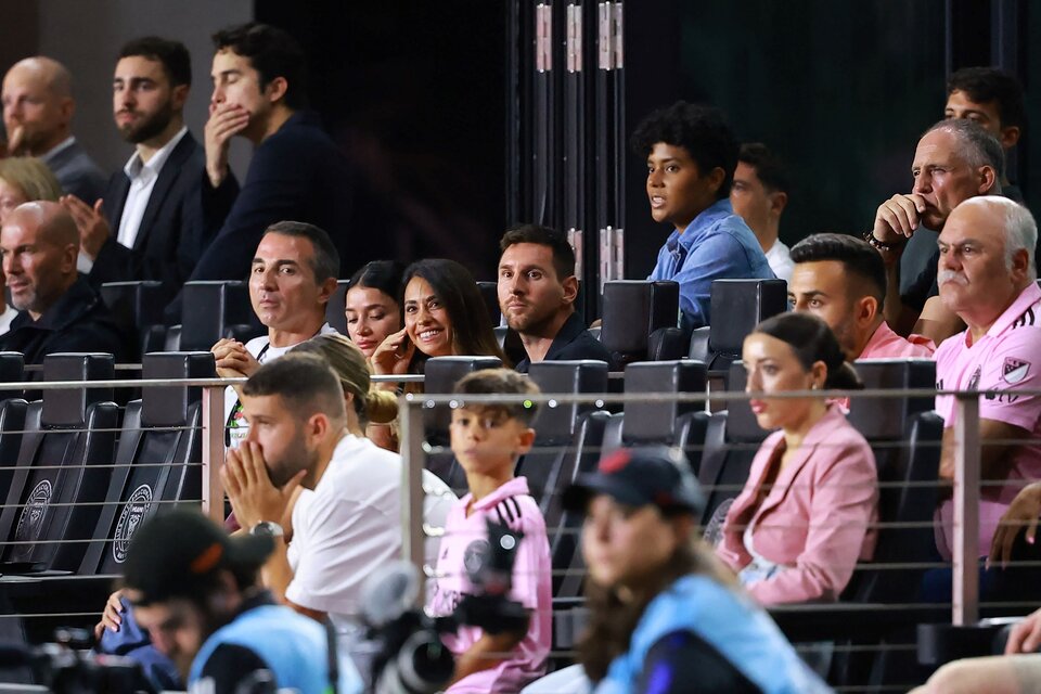 Messi no fue citado y lo vio de afuera junto a su mujer Antonela (Fuente: AFP)