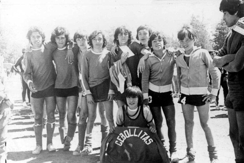 Maradona junto a Los Cebollistas, en los Juegos Nacionales Evita del '73. (Fuente: Télam)
