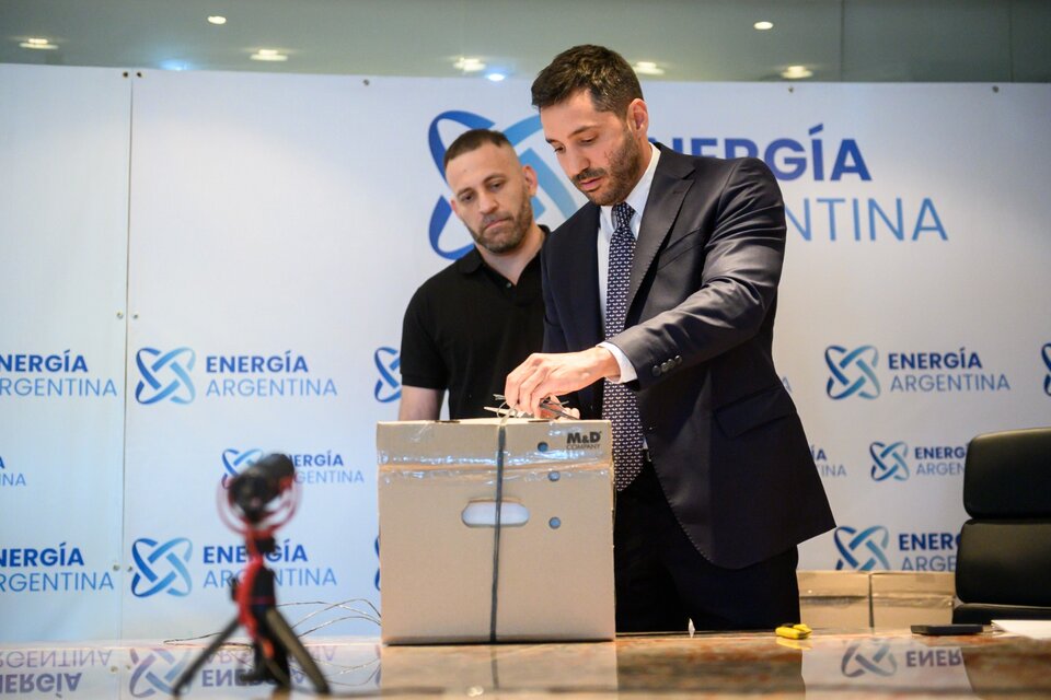 Agustín Gerez, presidente de Energía Argentina, abre las ofertas.